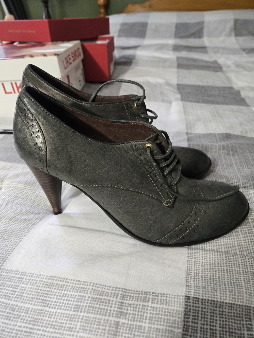 Bernardo Heritage Leather Oxford Heel – Style R2173